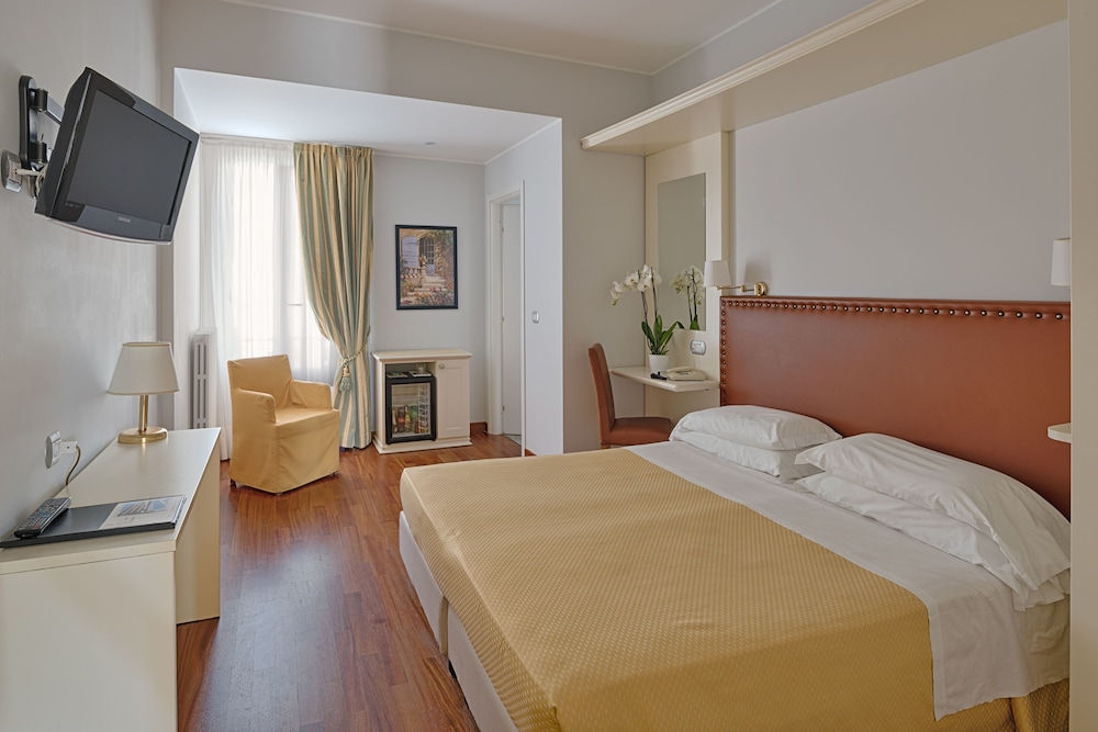 Hotel Paradiso 27/78