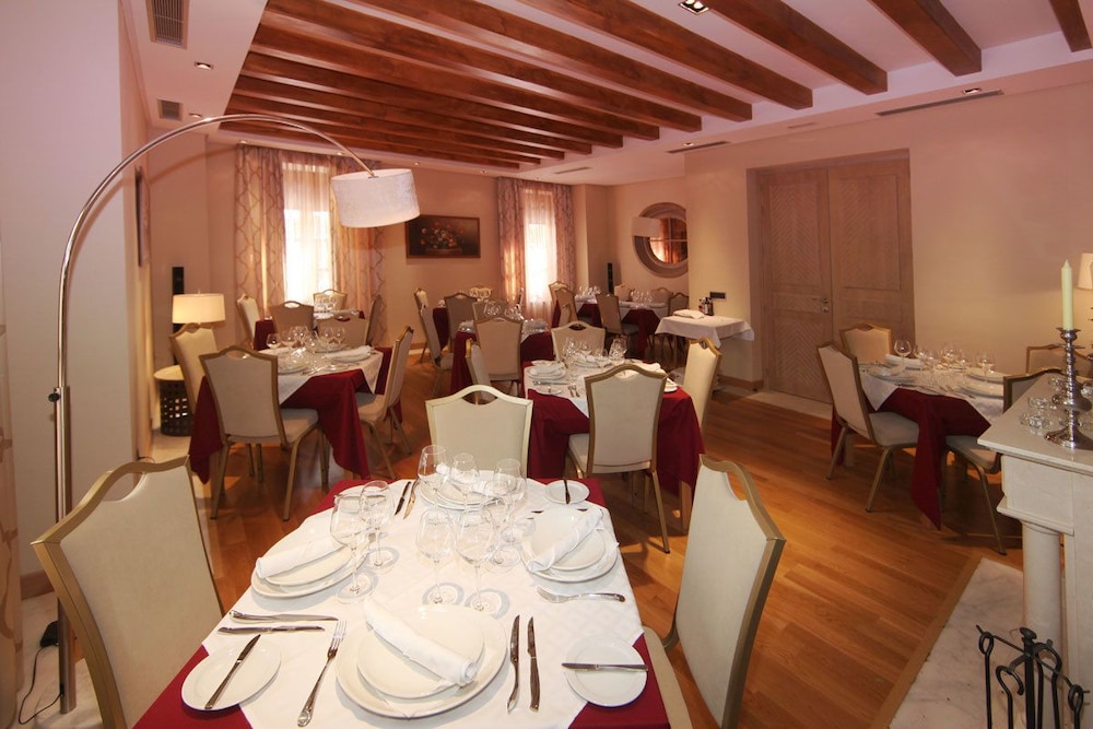 Hotel Casa Consistorial 46/53