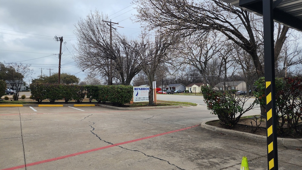 Benbrook Inn & Suites by Fort Worth I-20 27/34