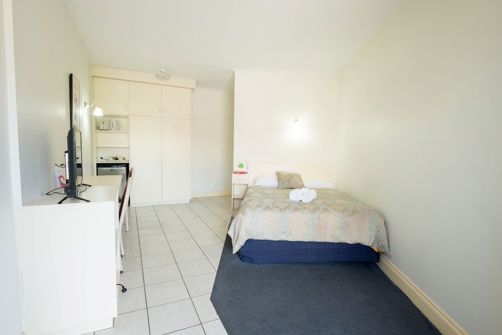 JACKSONS MOTOR INN 22/74
