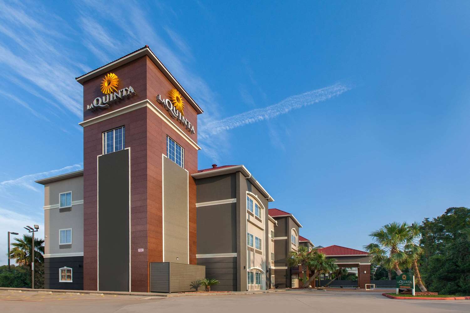 La Quinta Inn & Suites by Wyndham Houston New Caney 2/35