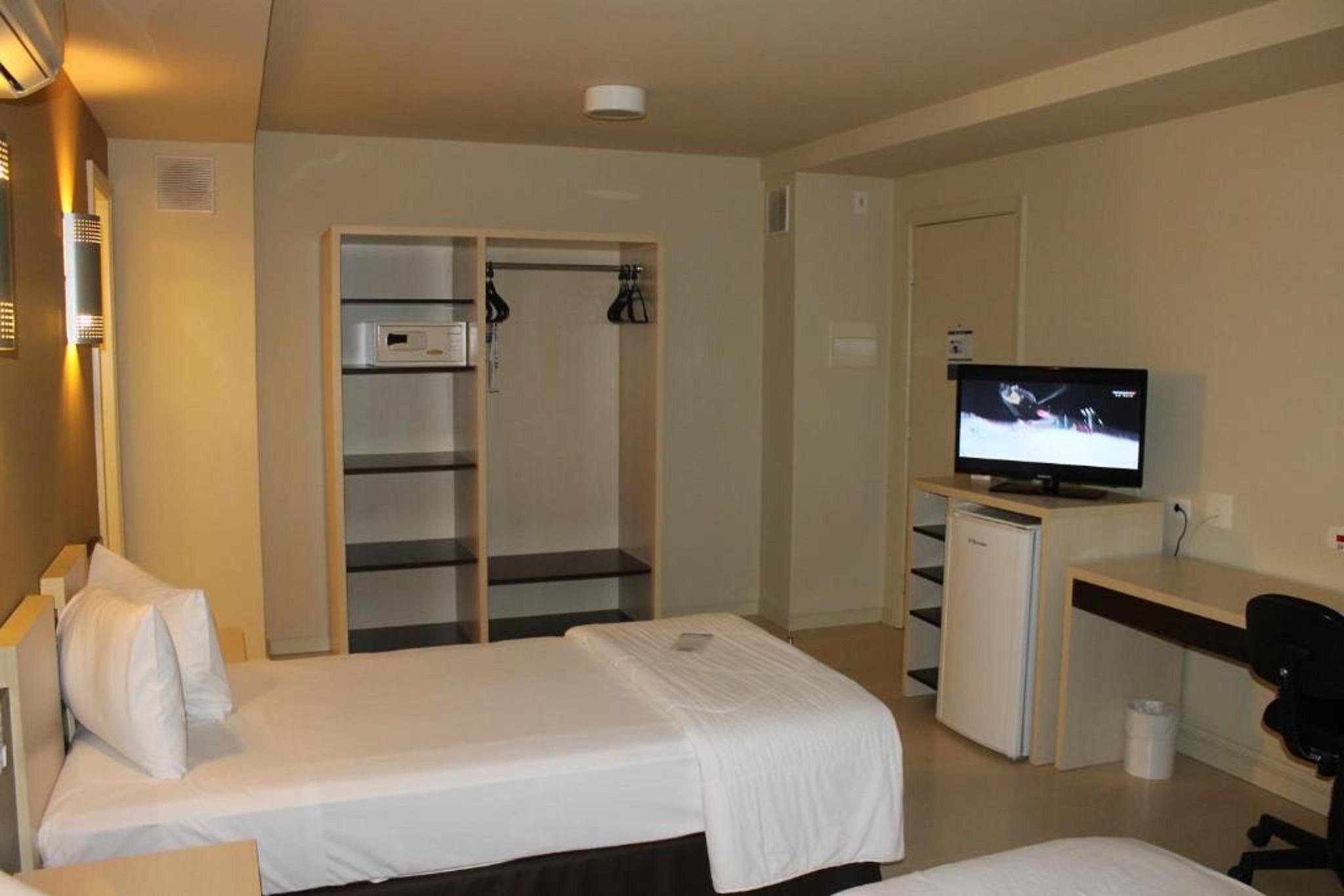 غرفة كلاسيكية ثلاثية