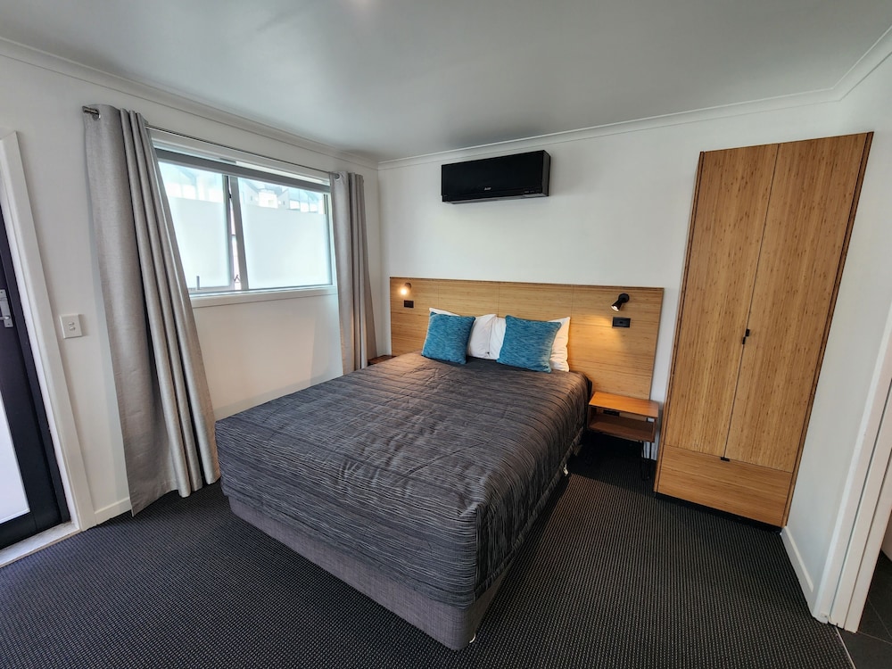 BASIC, STUDIO, DOUBLE BED, KITCHENETTE