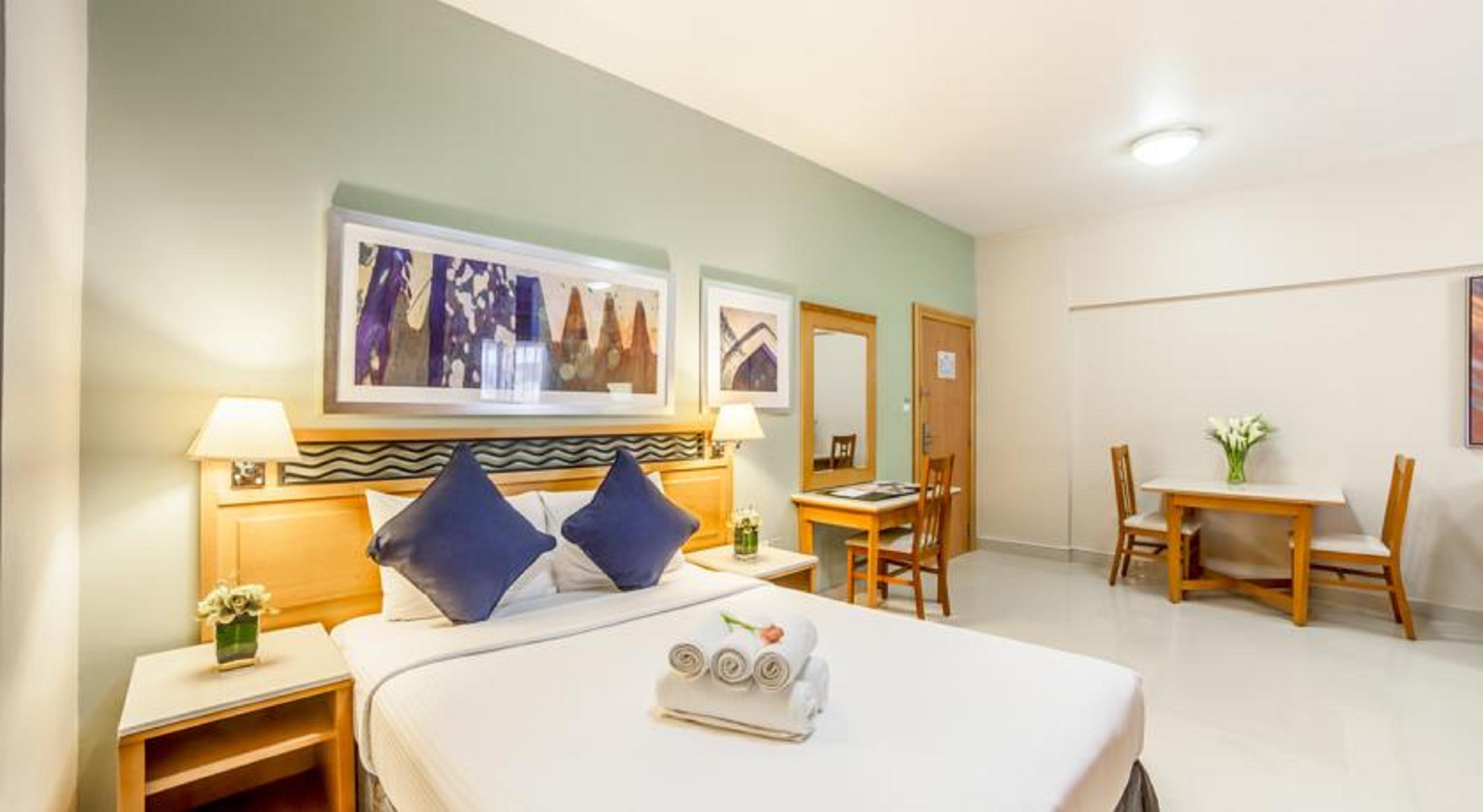 Room, Golden Sands 3