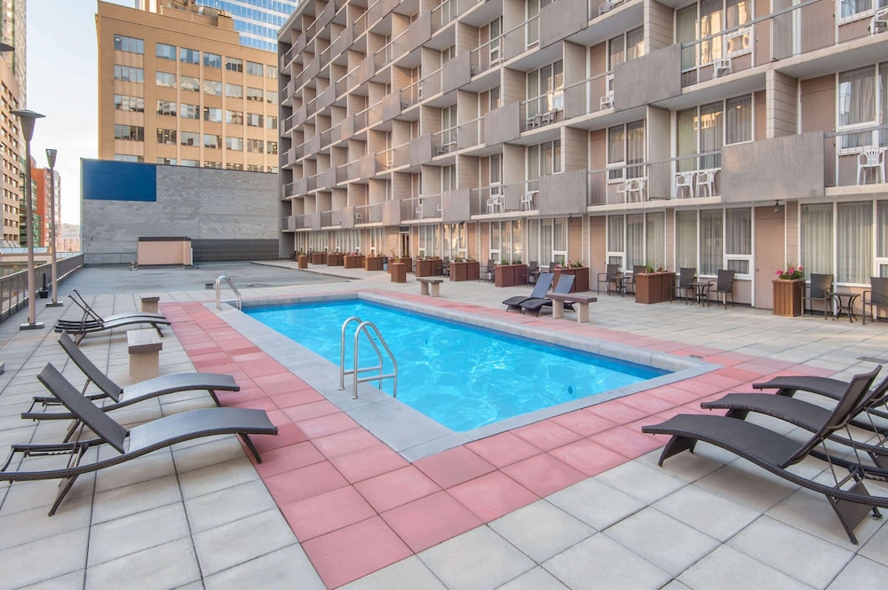 Ramada Plaza By Wyndham Calgary Downtown 3/65