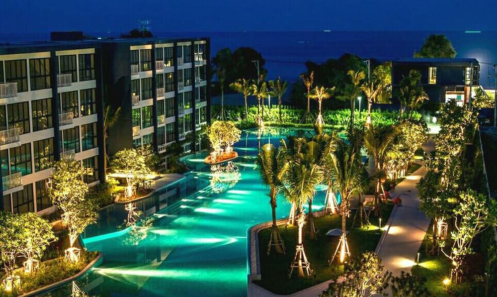 Baan Thew Talay Blue Sapphire 7/50