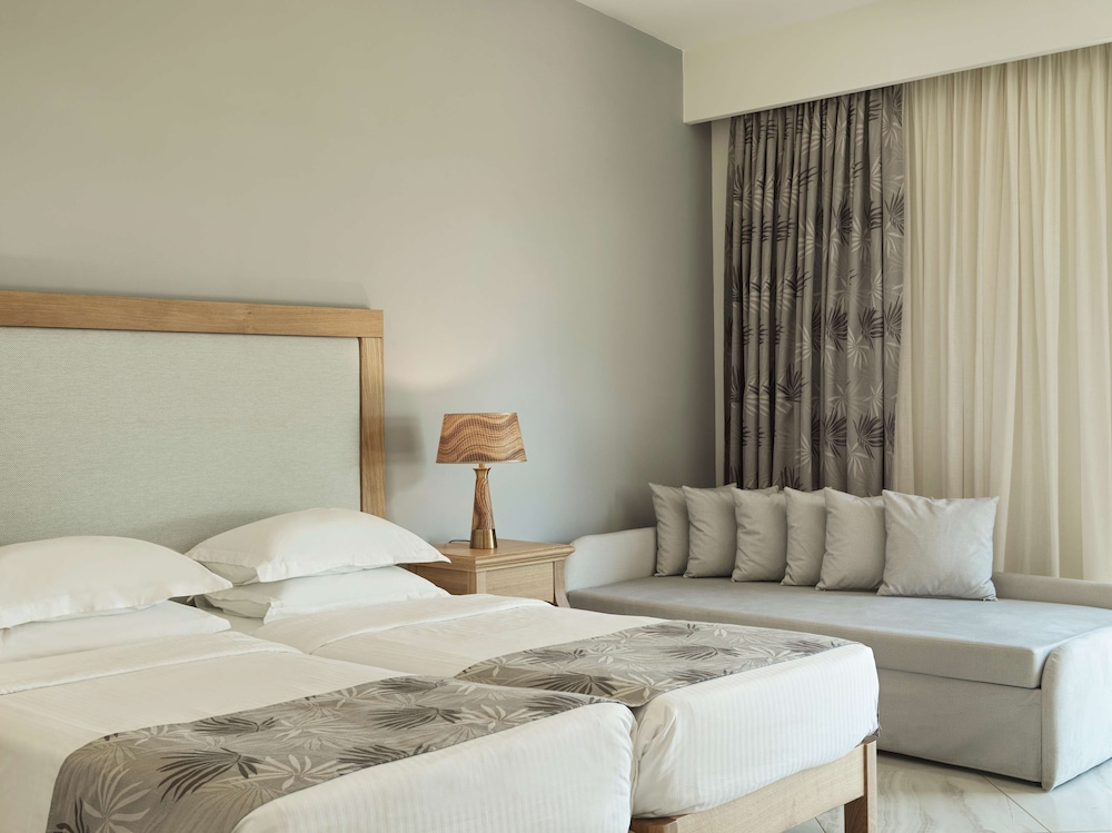 بنغل بريميوم بسرير مزدوج بإطلالة على الحديقة مع أريكة، Civitel Creta Beach 2/10