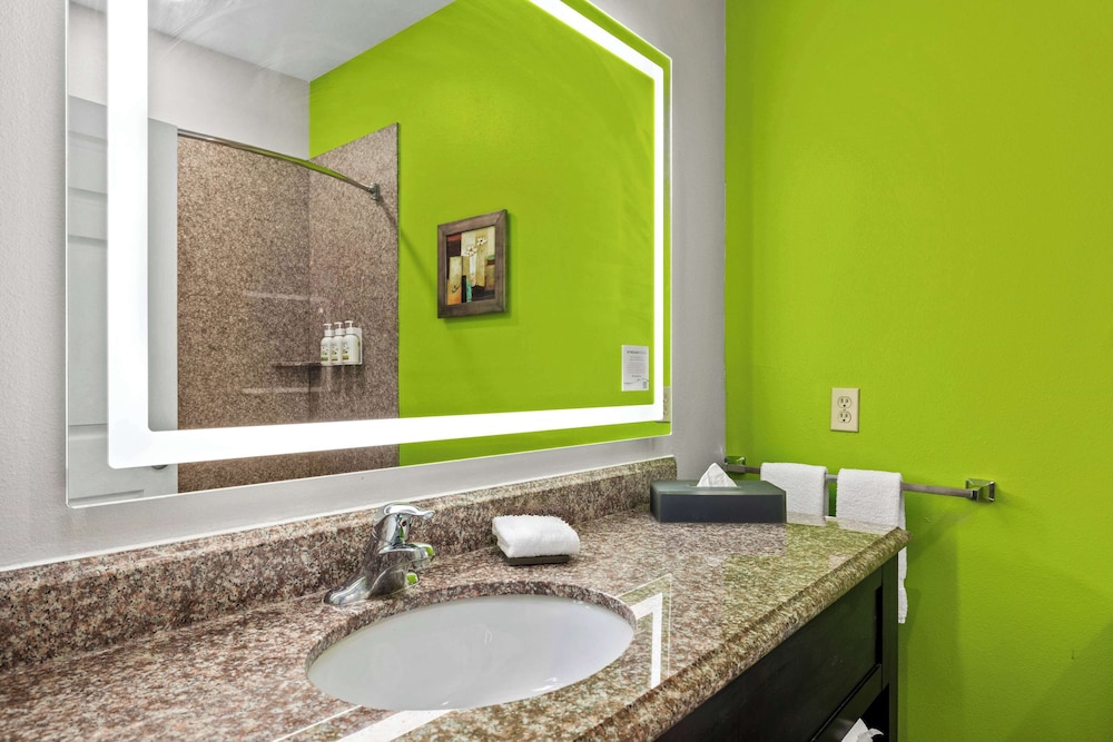 غرفة عائلية ثلاثية بسريرين كوين، La Quinta Inn Suites Raymondville 9/10