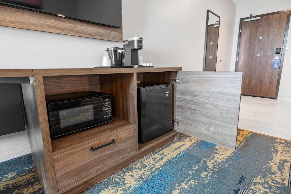 La Quinta Inn and Suites by Wyndham La Habra 10/60