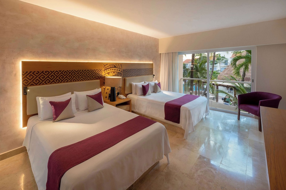 POOL, SUPERIOR, 2 QUEEN BEDS