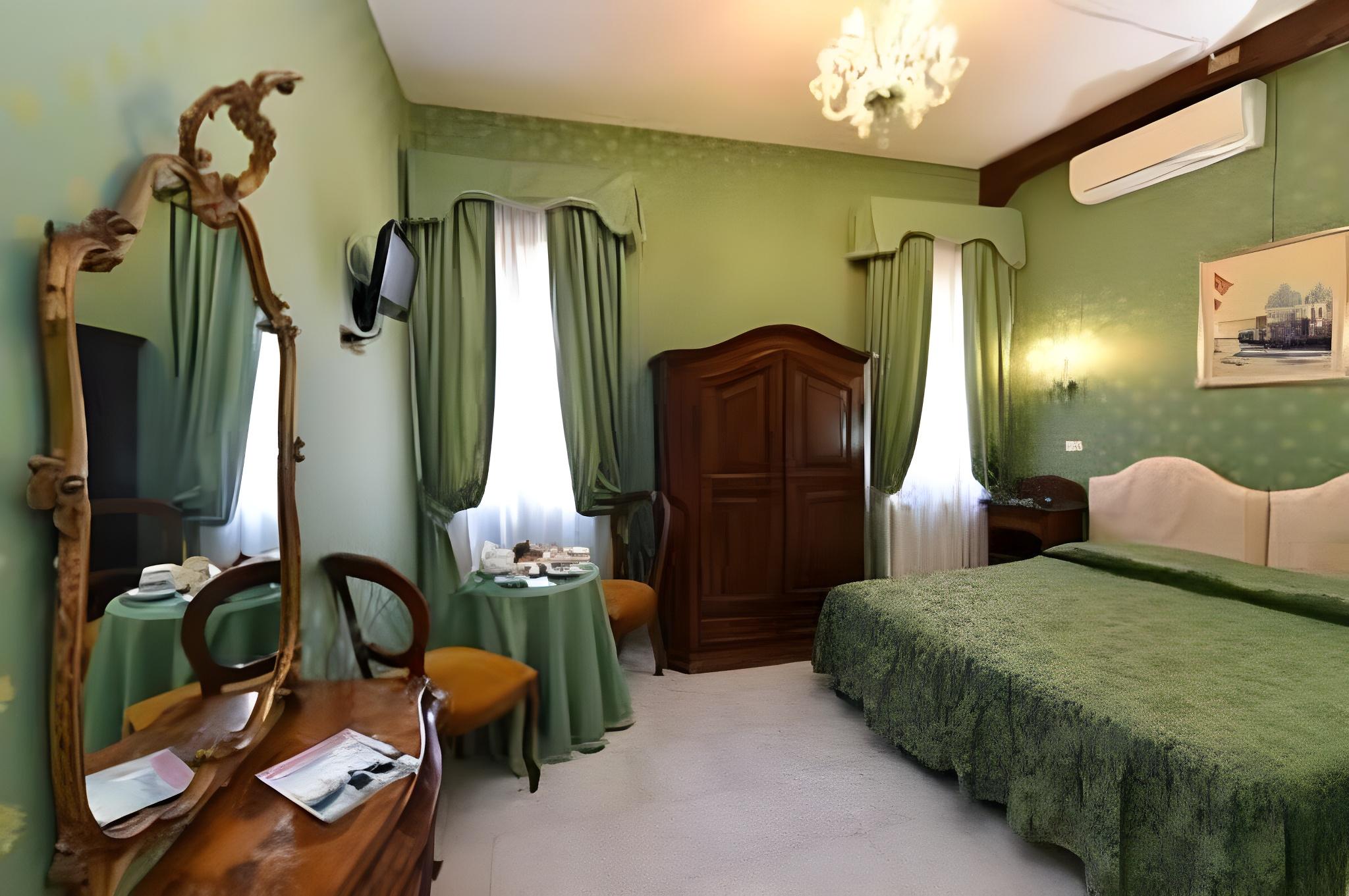 ROOM, DOUBLE OR TWIN BED