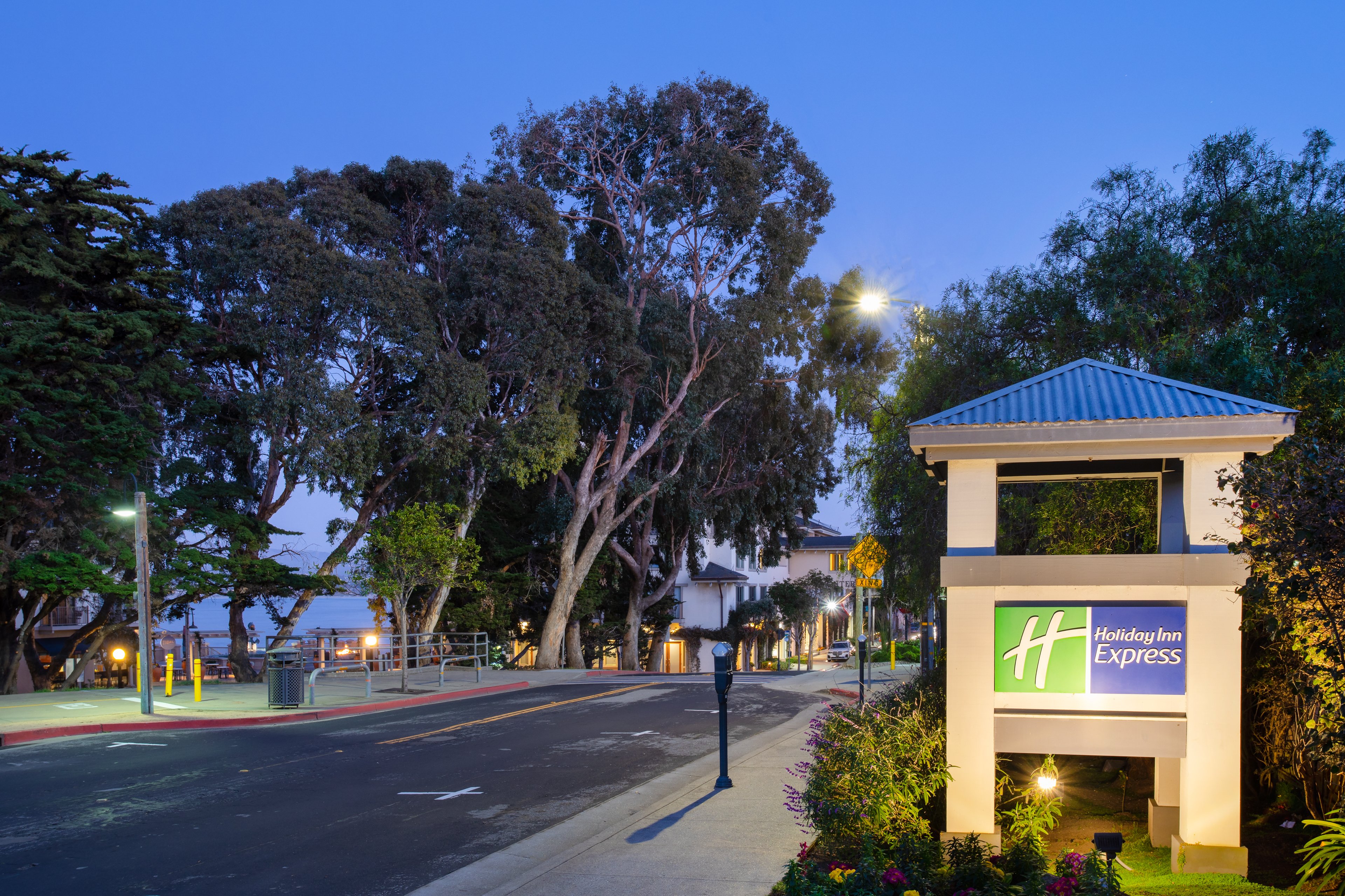 Holiday Inn Express Monterey Cannery Row 60/66