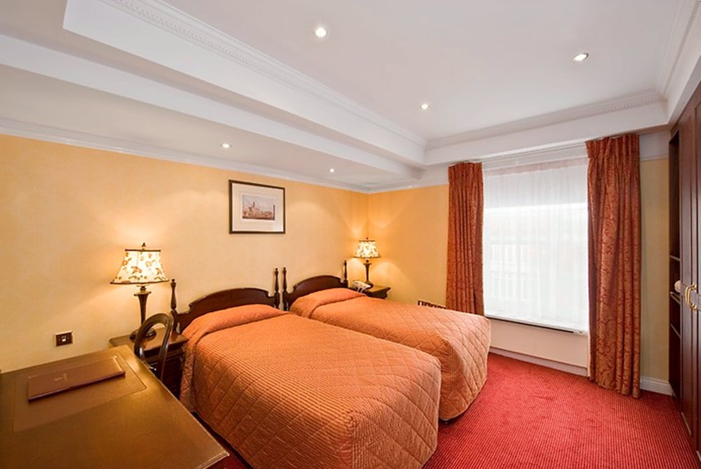 Wynns Hotel 9/33