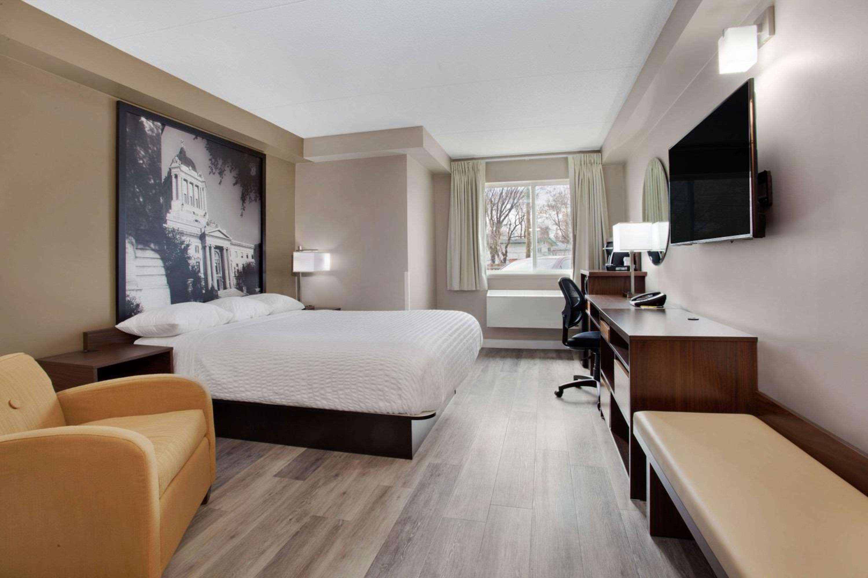 غرفة بسرير كينج وسرير كوين، Super 8 by Wyndham Winnipeg West 2/6