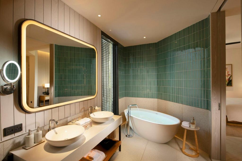 غرفة بسرير كينج بشرفة بإطلالة، Hilton Burau Bay Langkawi Resort 4/9