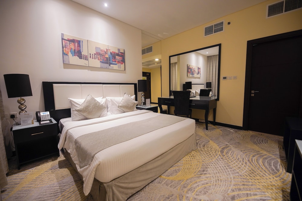 DELUXE, SUITE, KING BED, 2 BATHROOMS, SMOKING