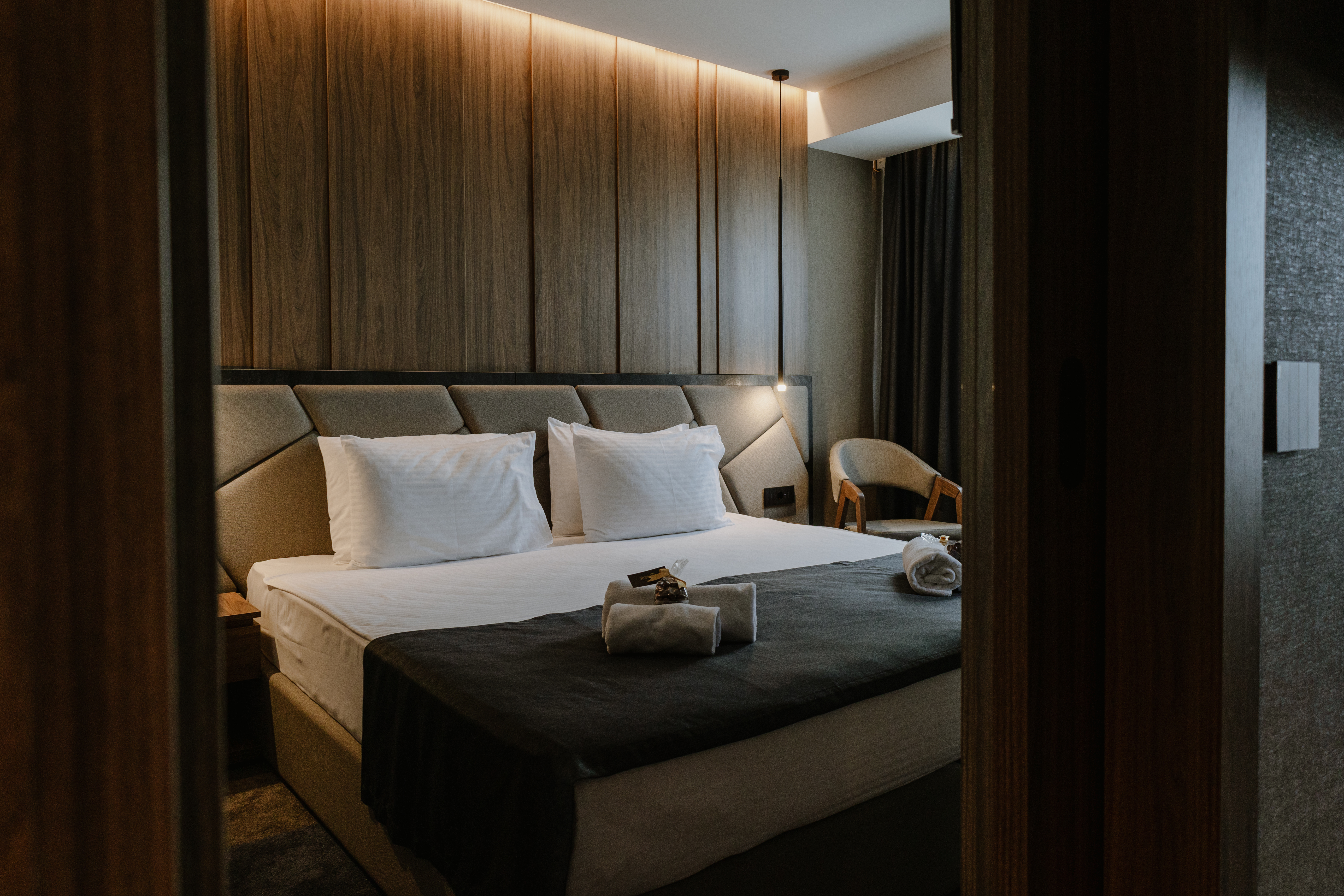 DELUXE, SUITE