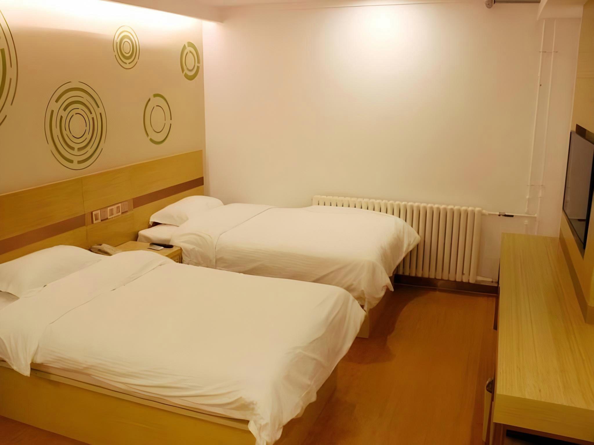 Room, Twin Beds, No Window