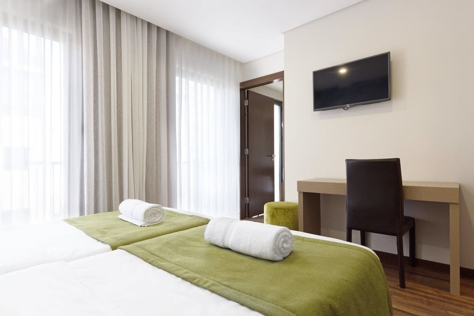 ROOM, TWIN BEDS
