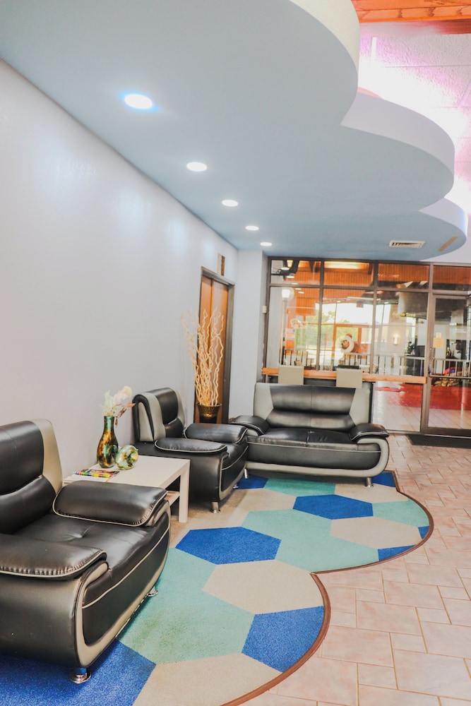 Apple Tree Inn and Suites 42/62