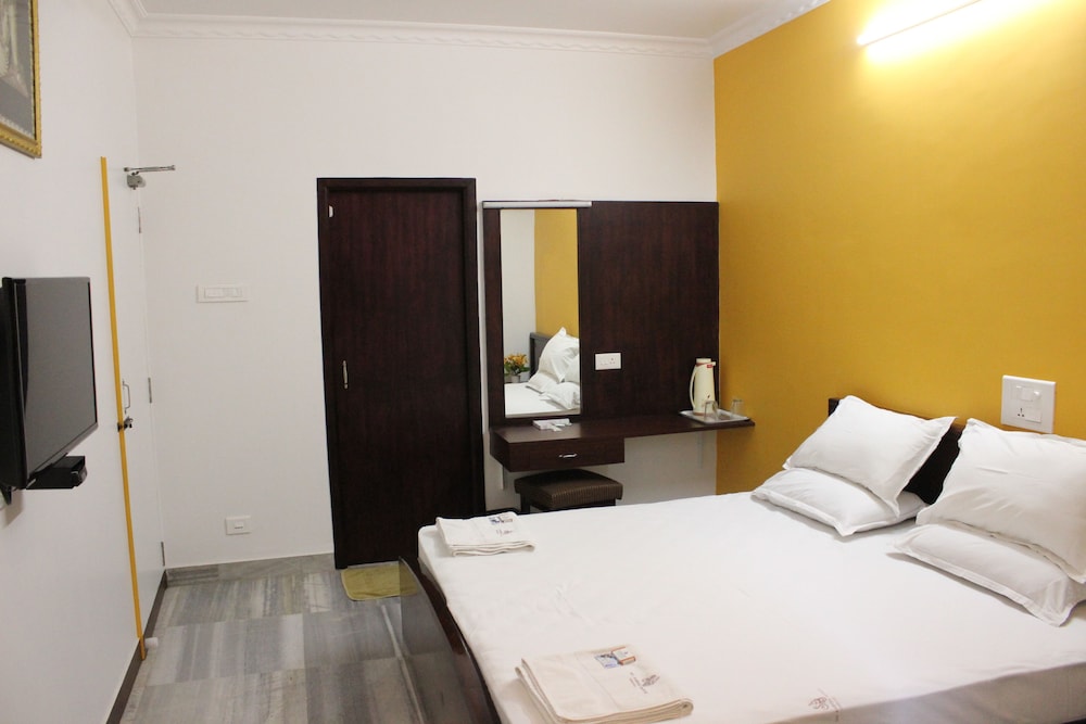 Sri Aarvee Hotels photo5