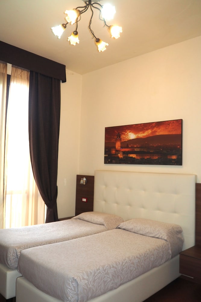 ROOM, DOUBLE OR TWIN BED