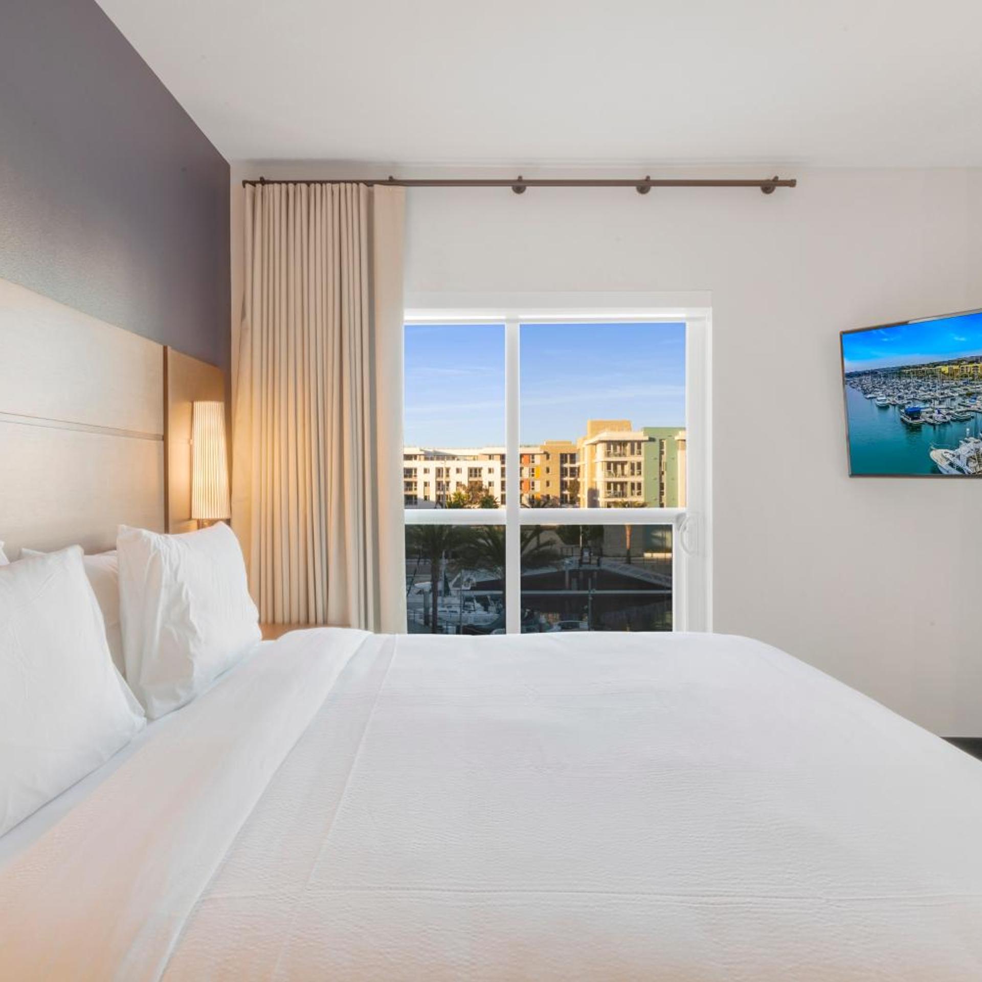 Room, 2 Queen Beds, Partial Water View, Accessible