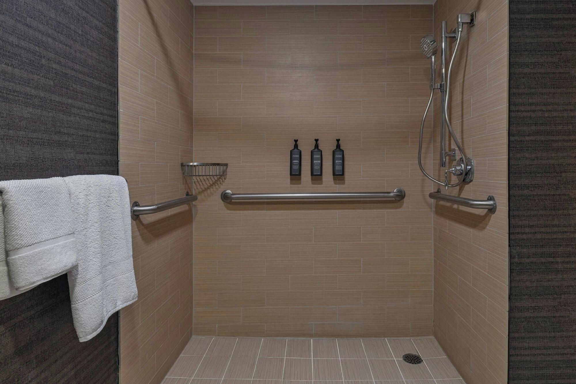 1 Bedroom, Junior Suite, Sheraton Albuquerque Airport Hotel 4/4