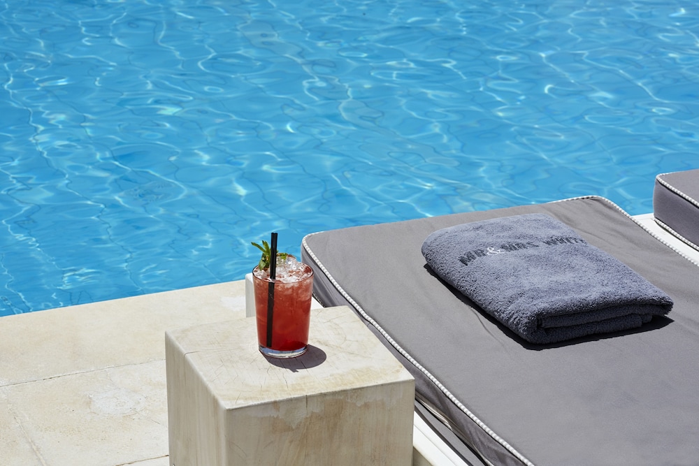 Mr Mrs White Paros 46/76