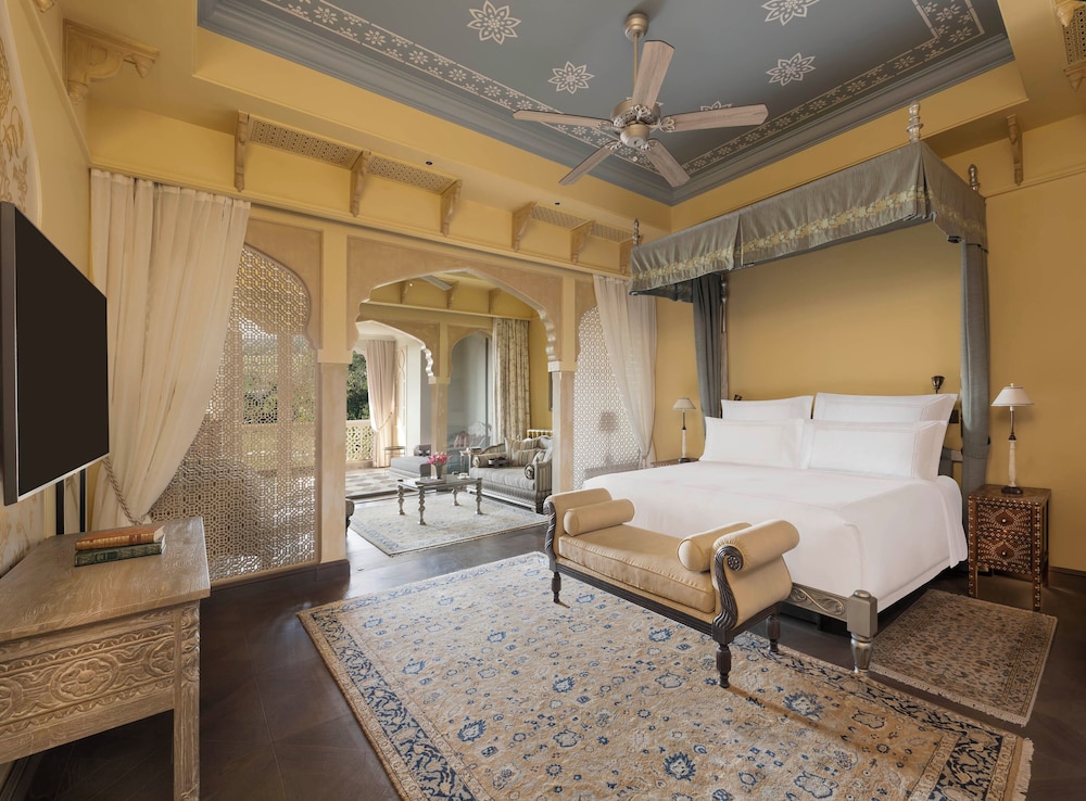 JUNIOR SUITE, KING BED