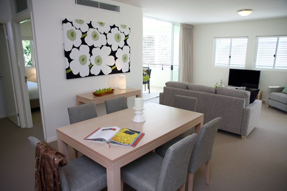 DOMAIN SERVICED APARTMENTS 36/52