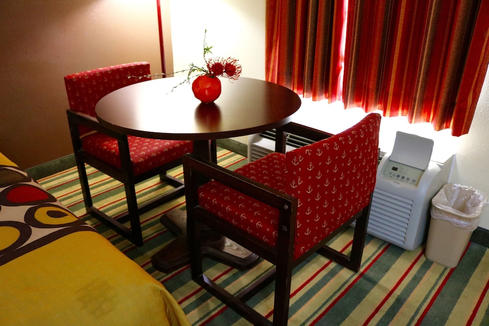 Super 8 by Wyndham Dublin 17/27