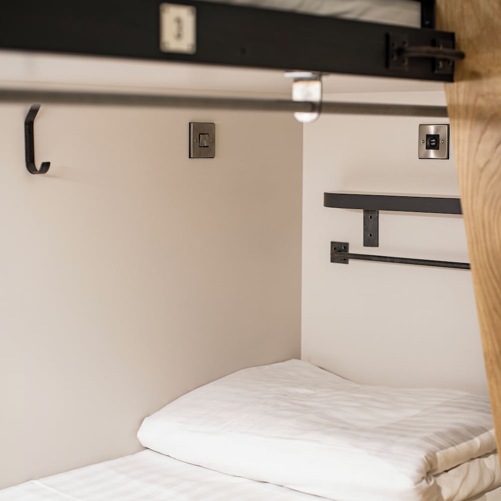 Private, Mixed Dorm, 4 Pod, 2 Bunk Beds