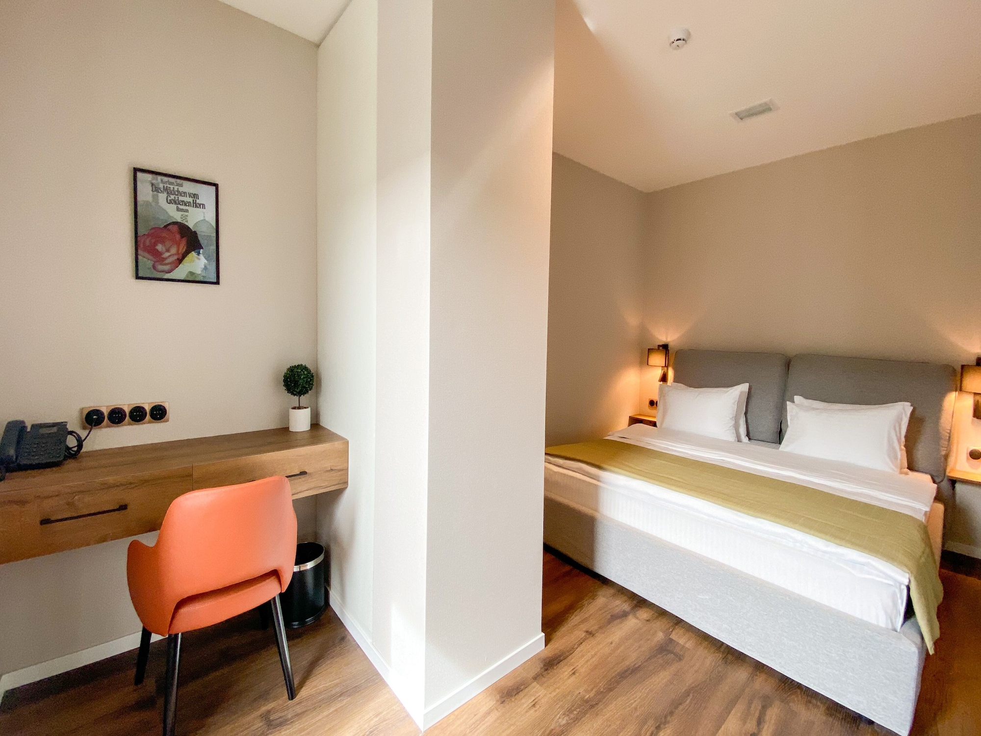 DELUXE, TWIN BEDS
