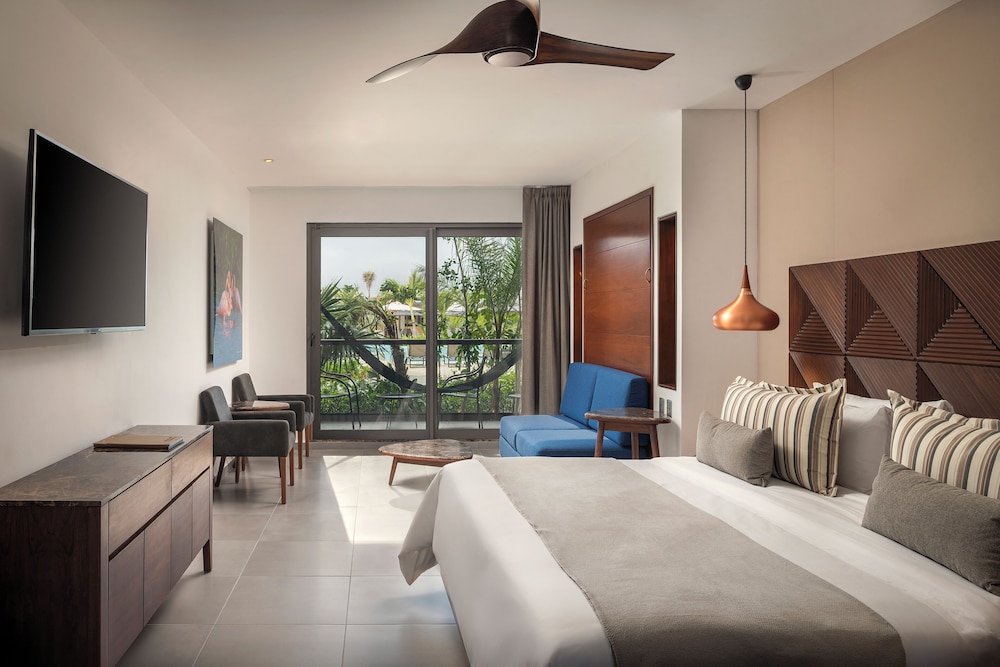 Junior Suite, King Bed, Queen Murphy Bed, Adult Only