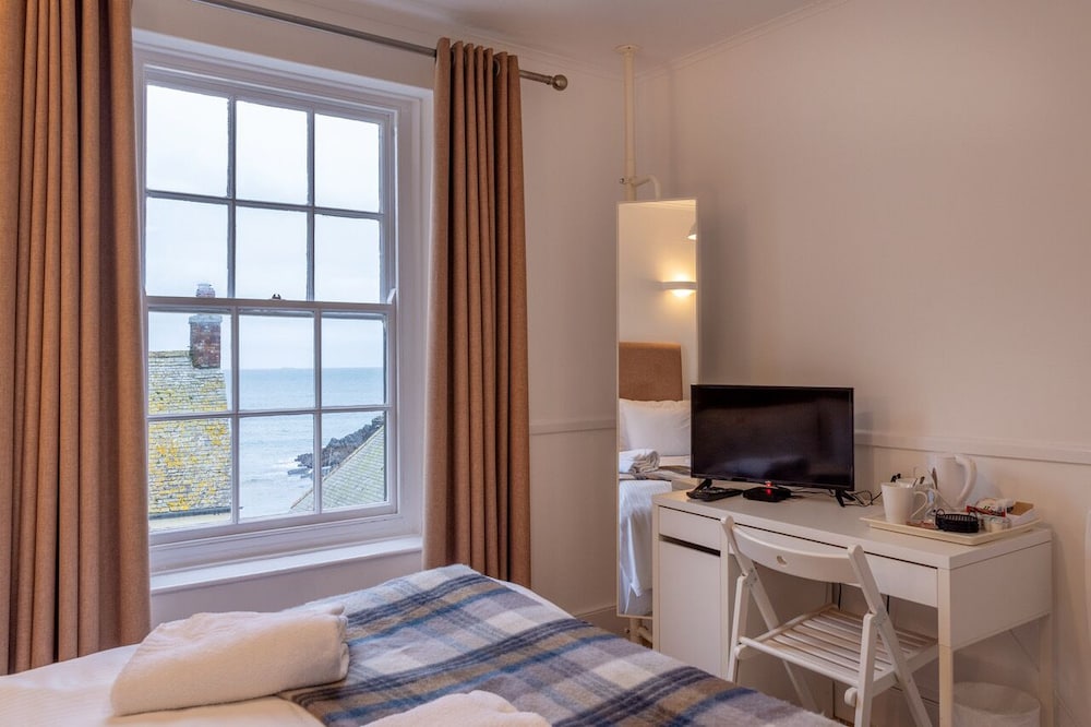 Cadgwith Cove Inn 30/50