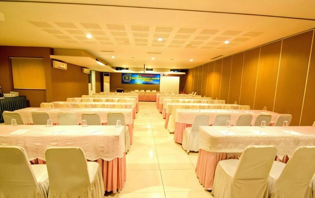 Puri Perdana Hotel & Convention Hall 42/57