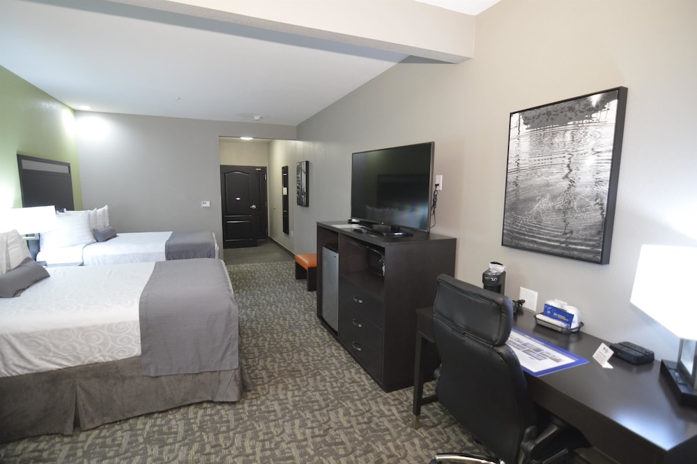 Best Western Plus Bay City Inn & Suites 14/44