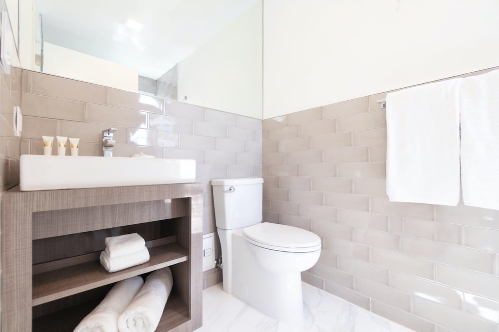 Luxuri Suites 50/50