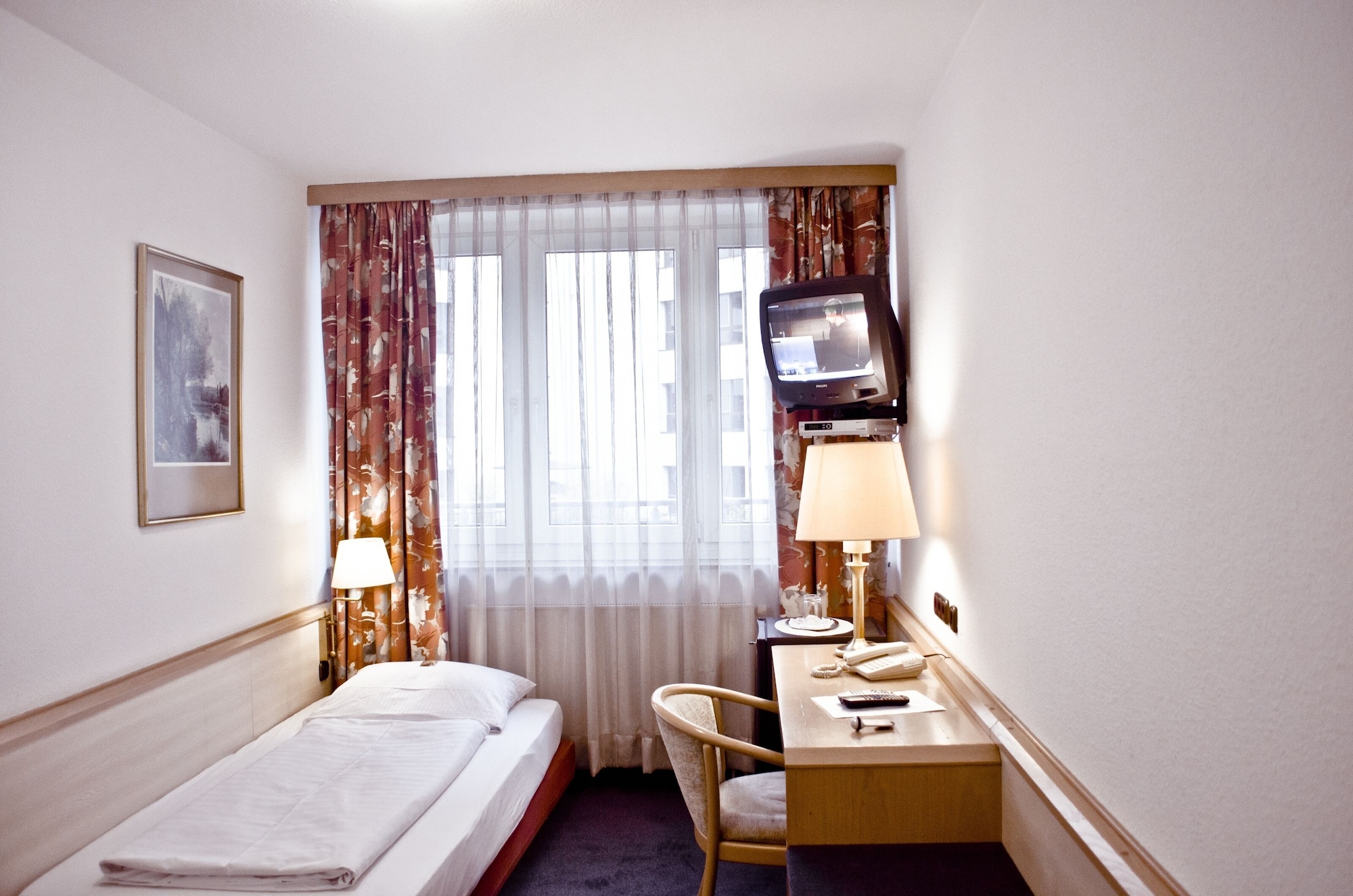 ROOM, SINGLE, SHARED BATHROOM