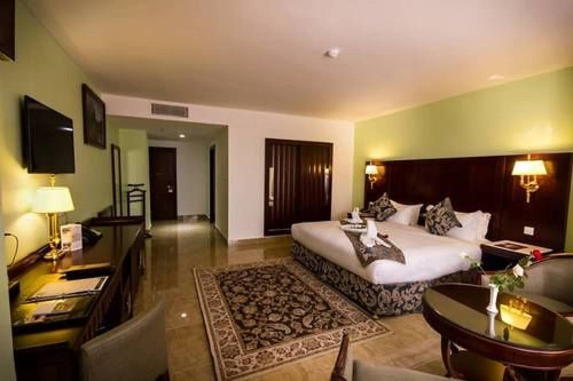 EXECUTIVE, SUITE