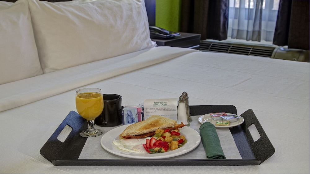Clarion Hotel & Suites Conference Center Memphis Airport 17/31