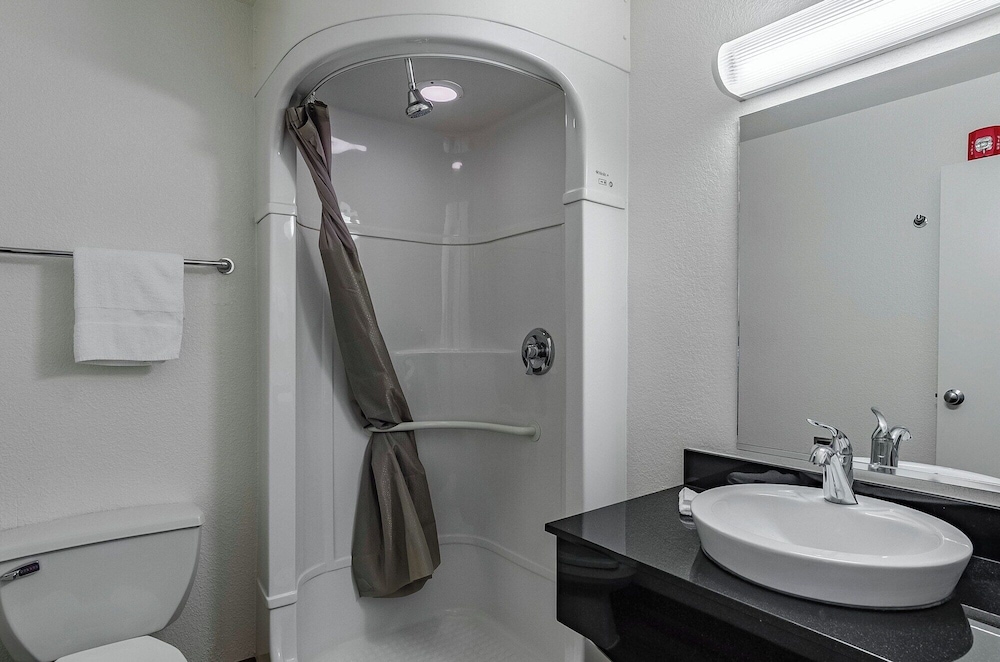غرفة بسرير كوين لذوي الإعاقة، Motel6 Cheyenne, WY 5/7