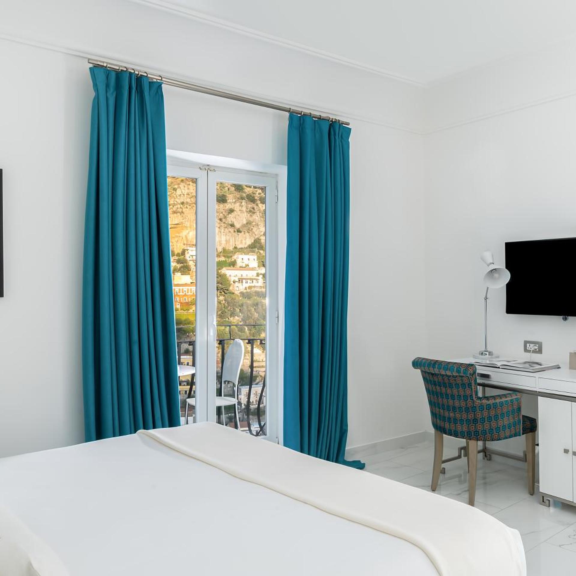 Deluxe, Double Bed, Side Sea View
