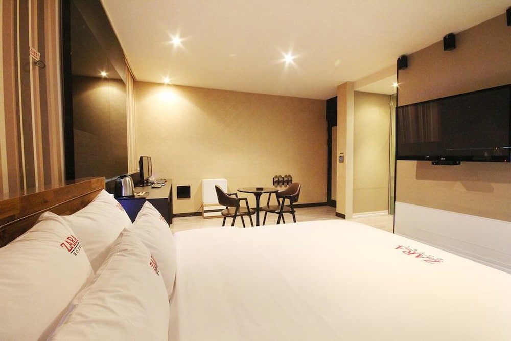 Zara Motel 21/68
