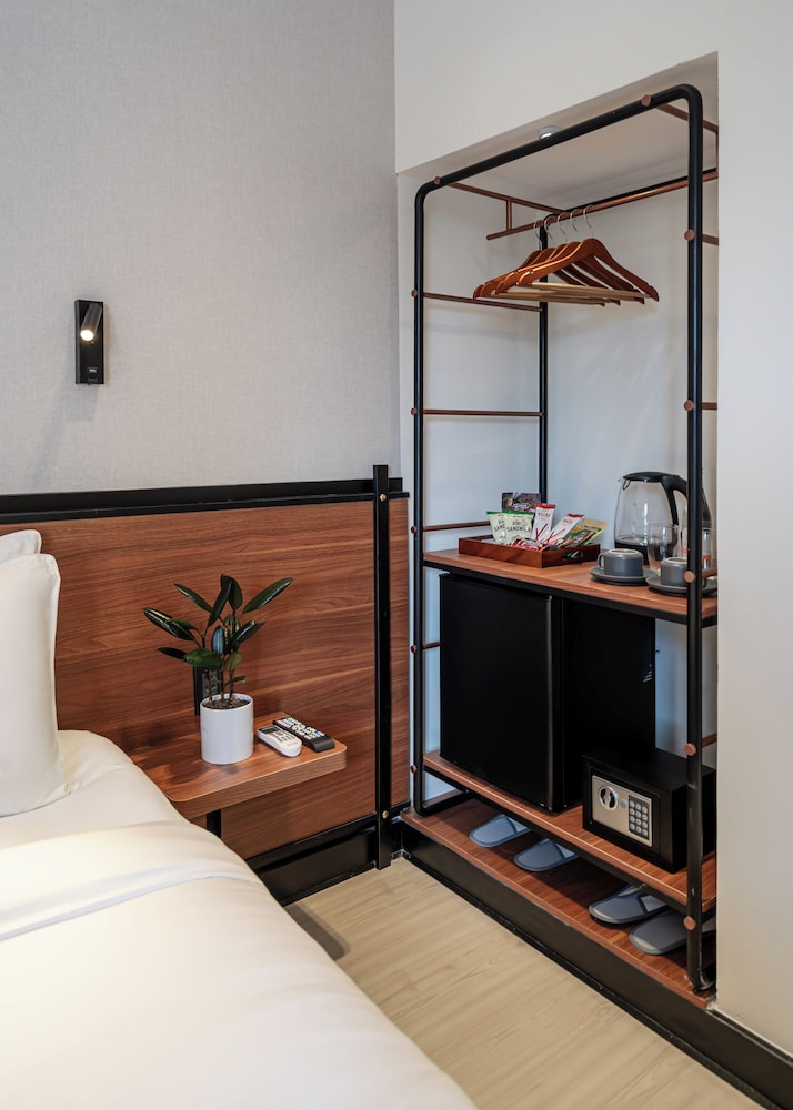 Metrolux City Contemporary Hotel 3/50