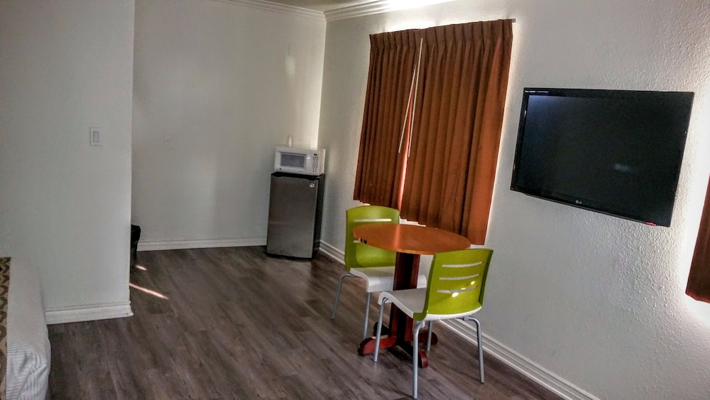 Jewel City Inn 25/30