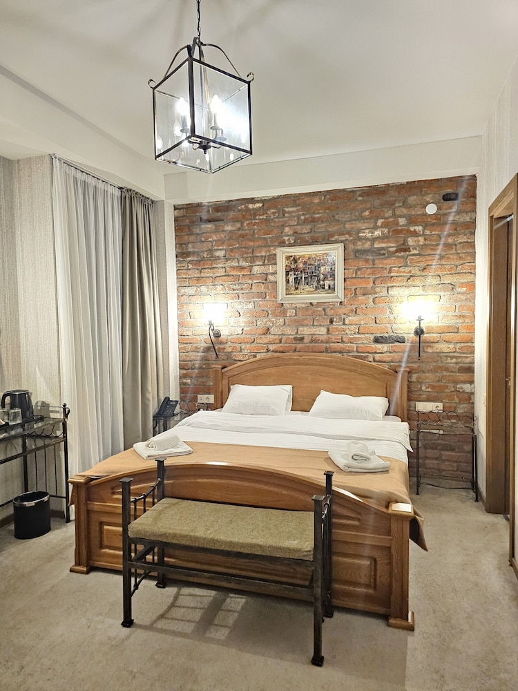 Brooch Boutique Hotel 12/63