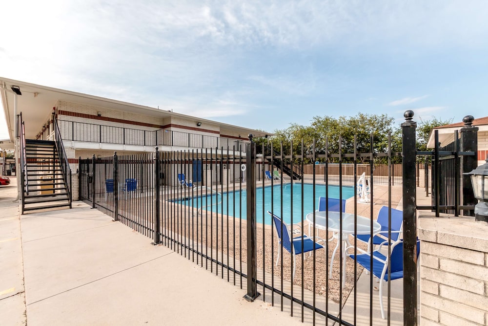 Motel6 San Antonio, TX - South WW White Rd photo2
