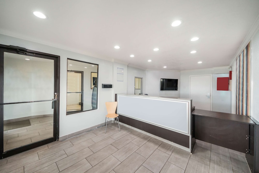 Studio6 Laredo, TX - North I 35 7/47